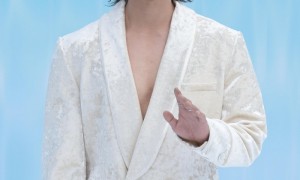 于适戴王冠亮相elle红毯,深V狼尾头造型吸睛